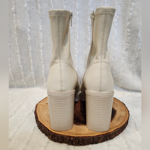 Arula cream chunky heel boots size 8W - Picture 4 of 6